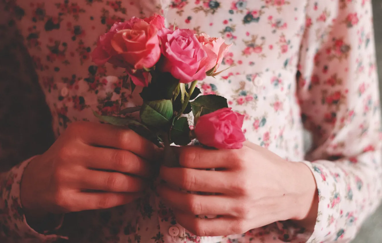 Photo wallpaper roses, hands, roses