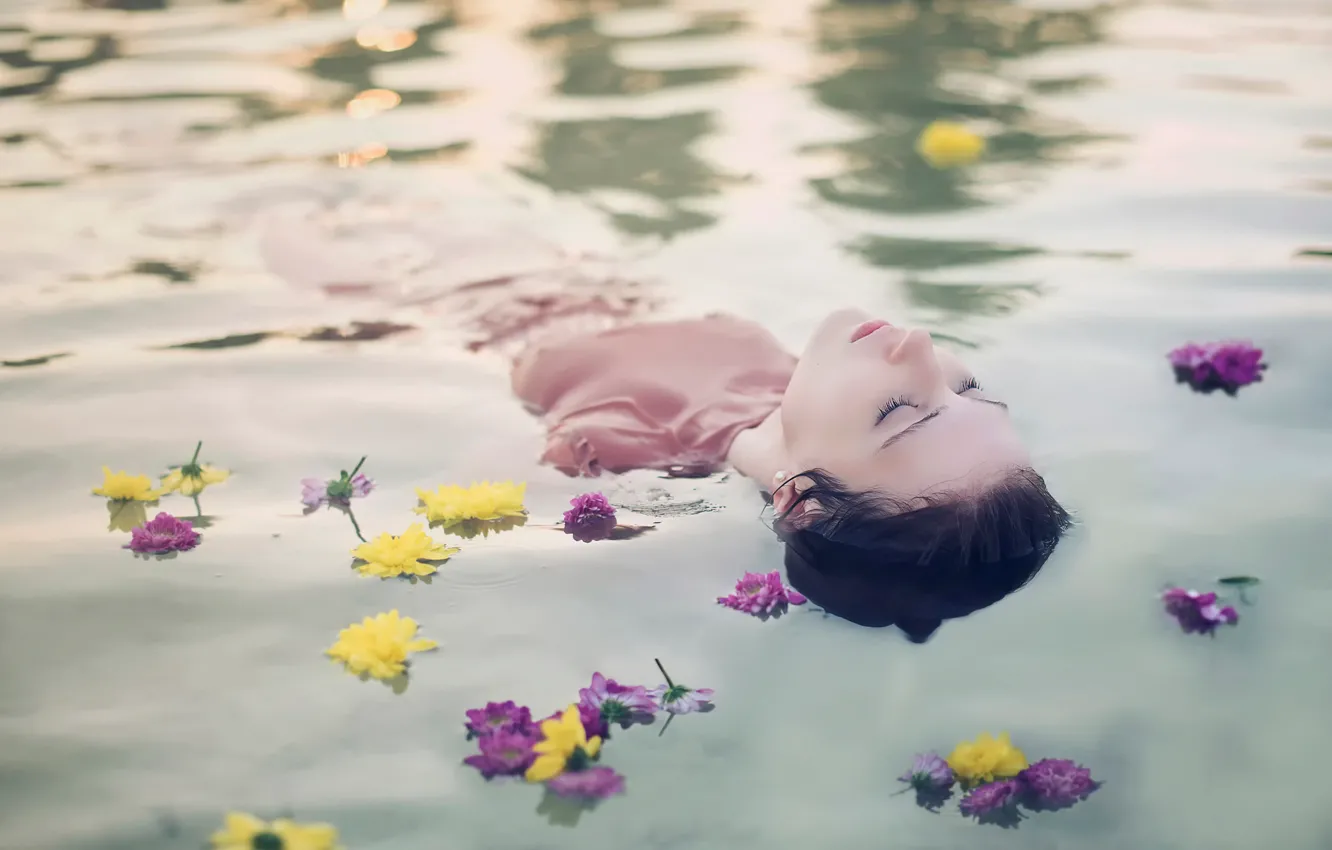 Photo wallpaper girl, flowers, in the water, Andrea Peipe