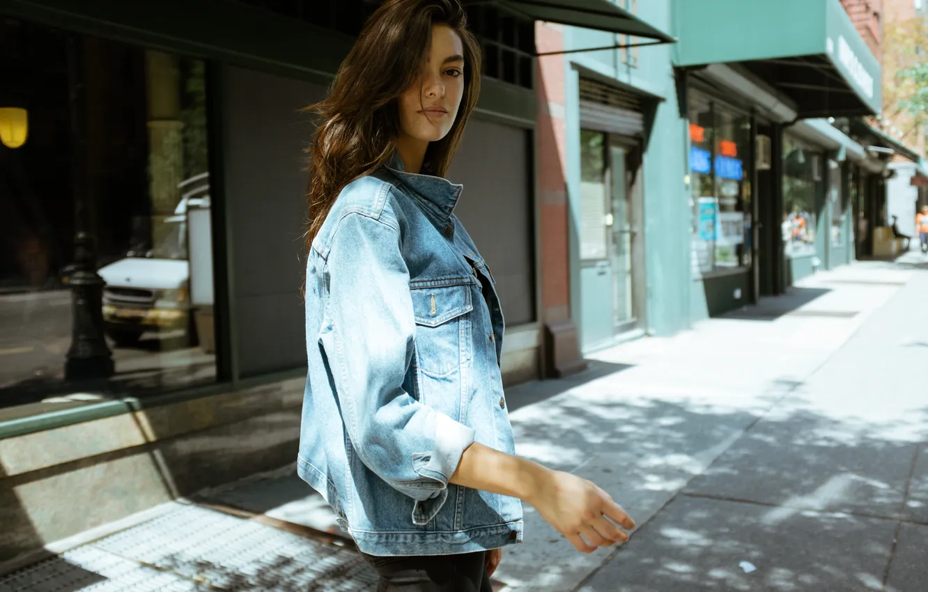 Photo wallpaper girl, street, brunette, dzhinsovka