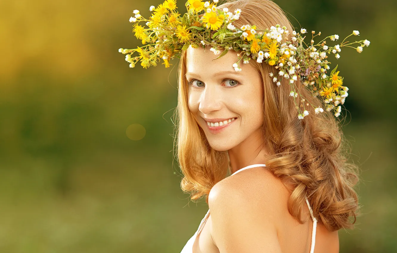 Photo wallpaper greens, look, girl, the sun, flowers, smile, glare, background