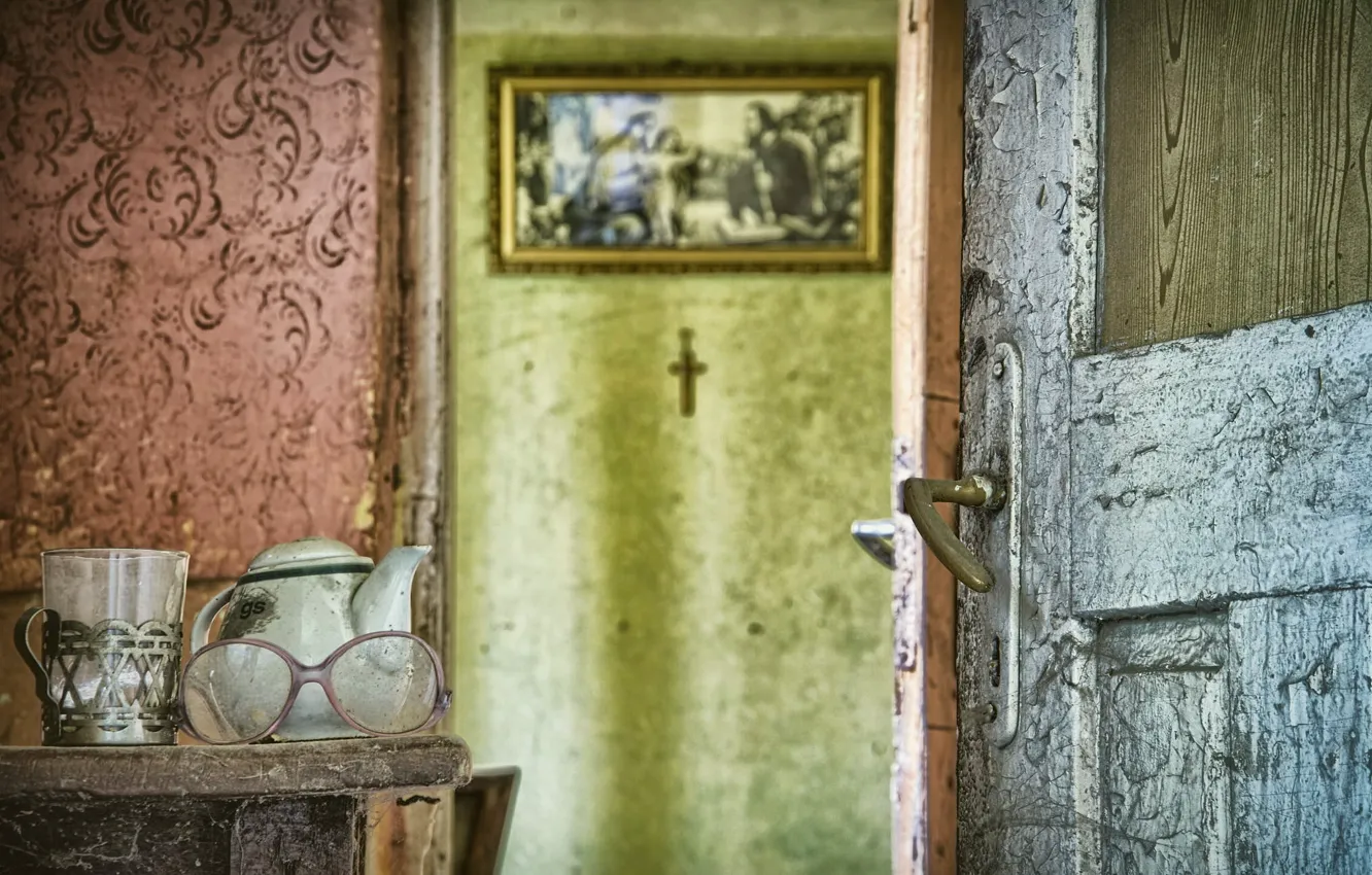 Photo wallpaper kettle, the door, glasses