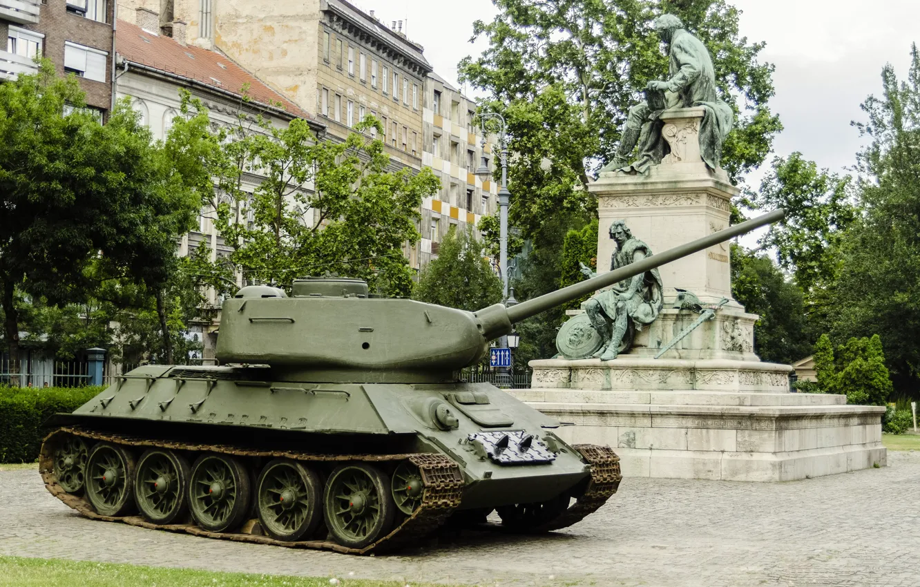 Photo wallpaper monument, tank, Soviet, Hungary, Hungary, Budapest, Budapest, T-34-85