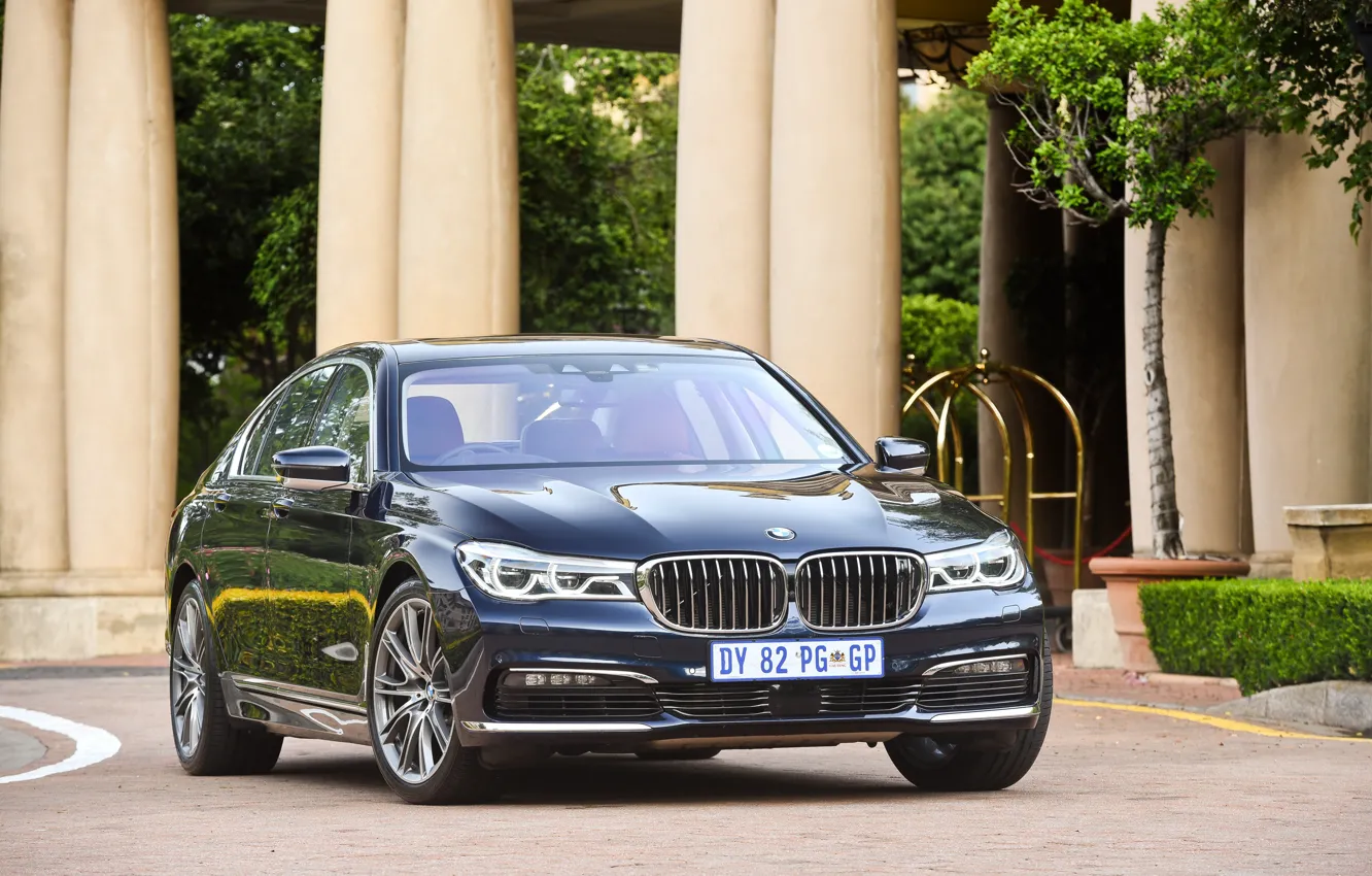 Photo wallpaper lawn, BMW, track, arch, columns, fountain, mansion, 730d