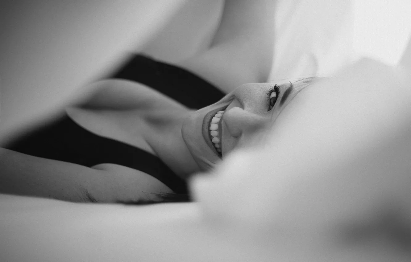 Photo wallpaper girl, smile, black and white
