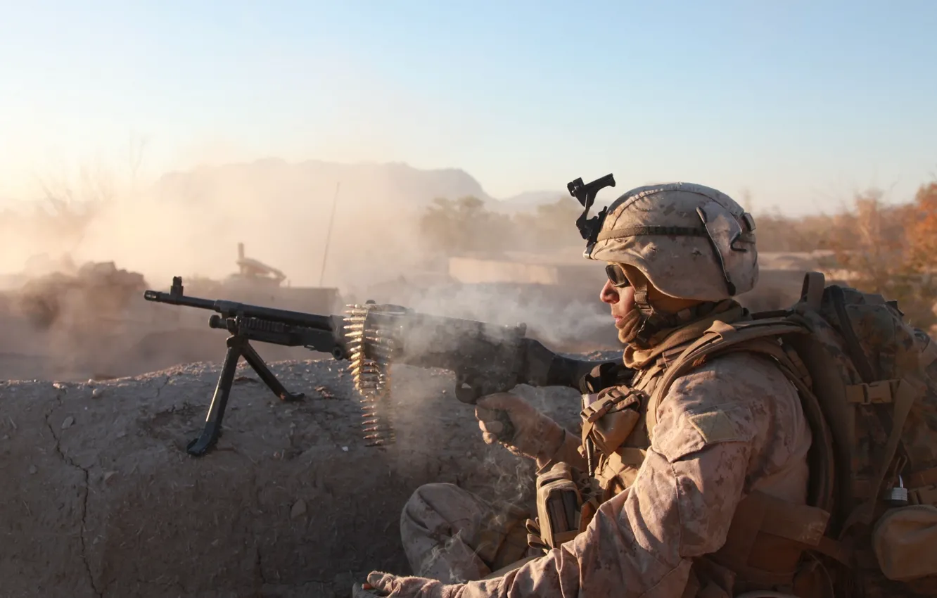 Photo wallpaper gun, soldier, desert, light machine gun