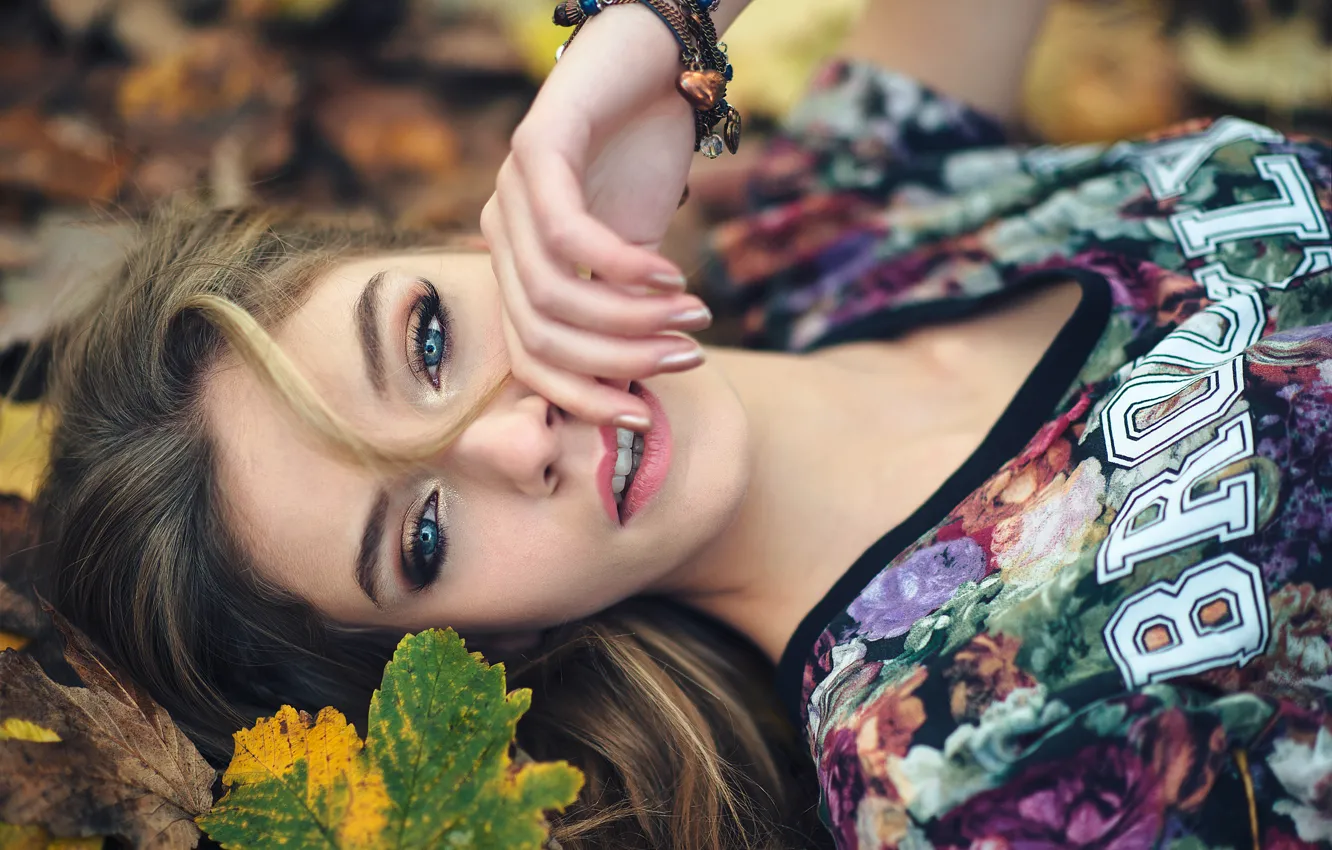 Photo wallpaper autumn, look, leaves, face, pose, model, portrait, hands
