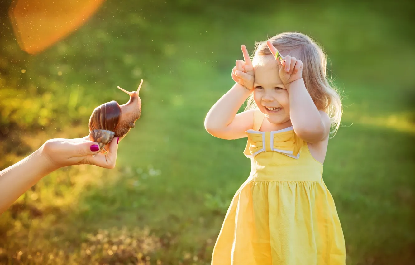 Photo wallpaper summer, joy, children, snail, hands, dress, girl, horn