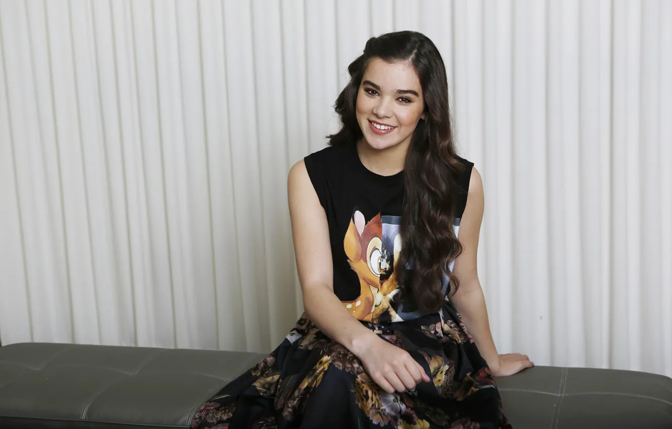 Photo wallpaper photoshoot, Hailee Steinfeld, Romeo and Juliet, for the film Romeo and Juliet