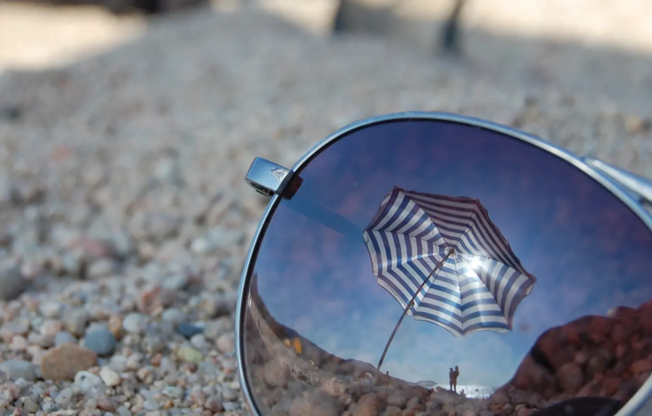 Photo wallpaper beach, glass, macro, reflection, umbrella, glasses