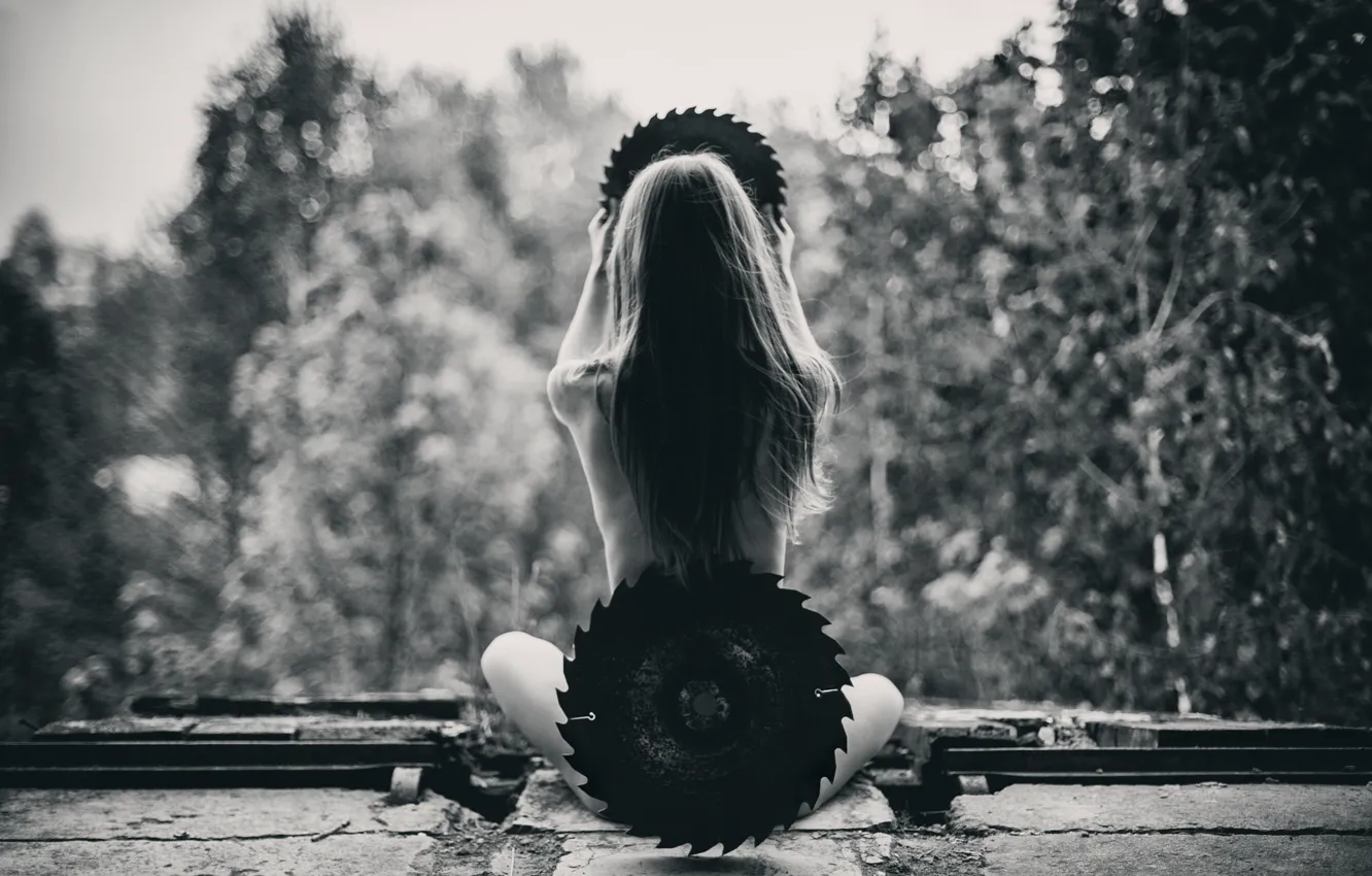 Photo wallpaper girl, back, legs, drives, Saw, saw, wood