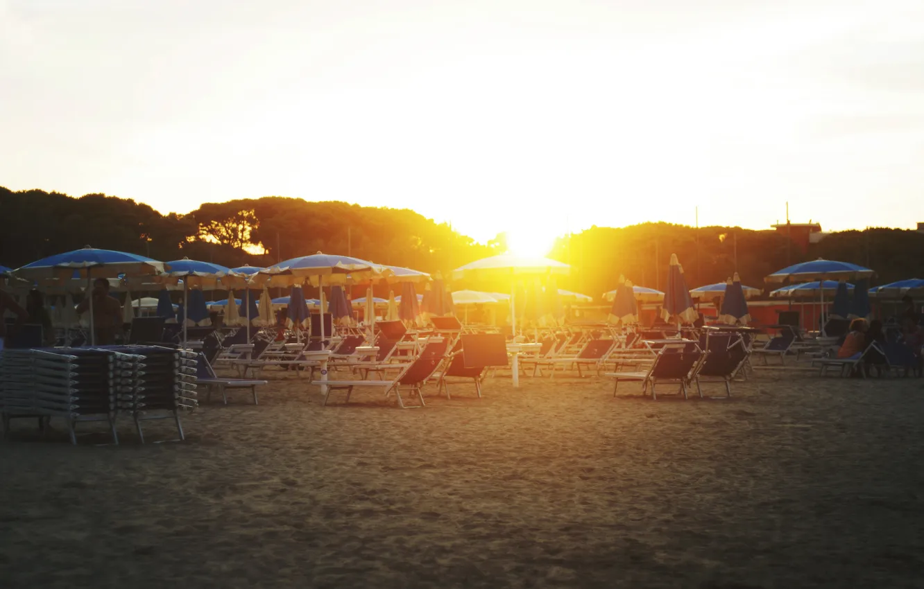 Photo wallpaper sand, beach, summer, sunset, chaise, umbrellas