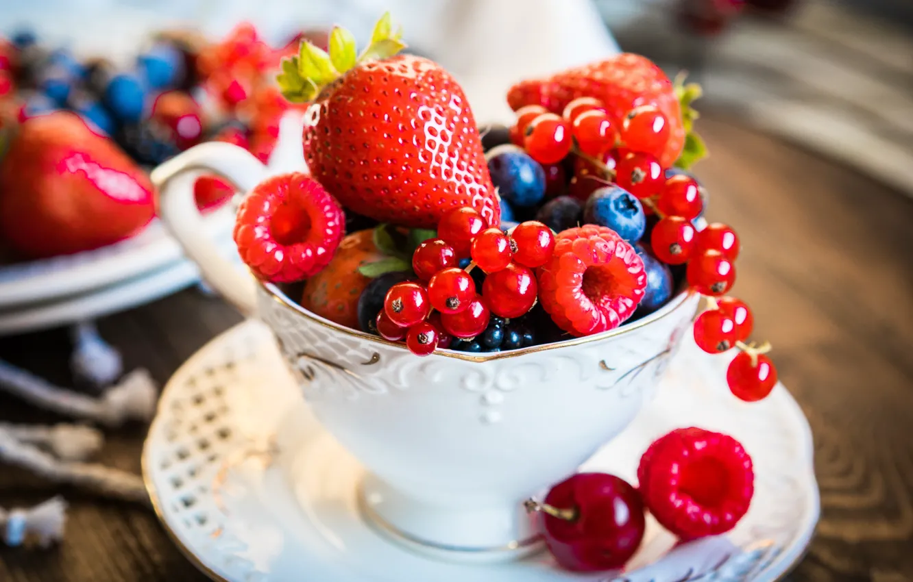 Photo wallpaper berries, blueberries, strawberry, plate, fresh, currants, cup, berries