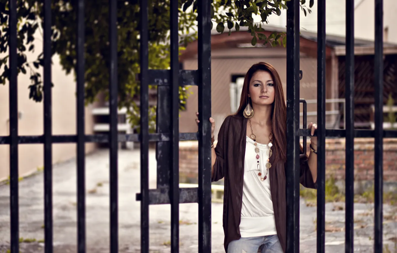 Photo wallpaper look, girl, gate, photographer, girl, photography, photographer, Brian Storey