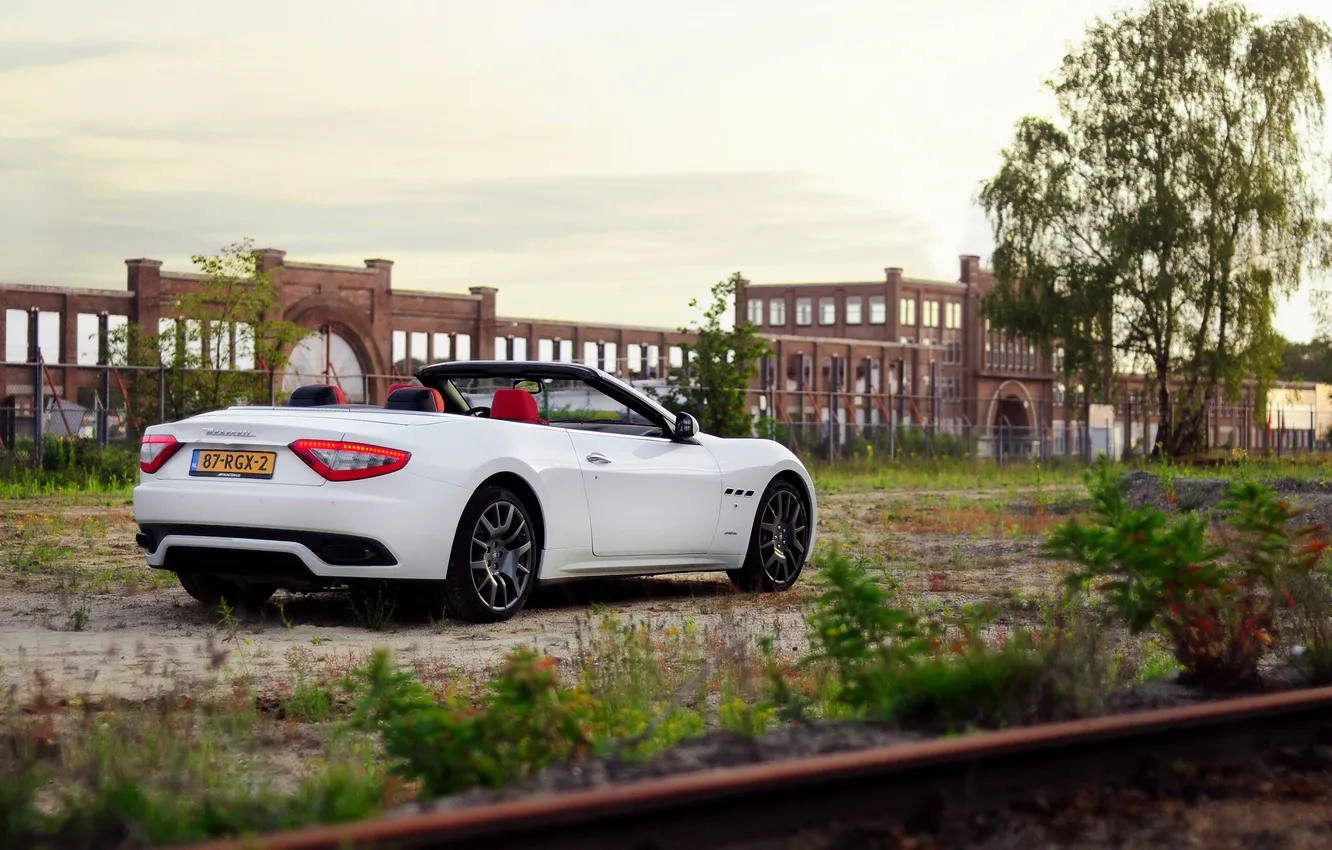Photo wallpaper white, Maserati, station