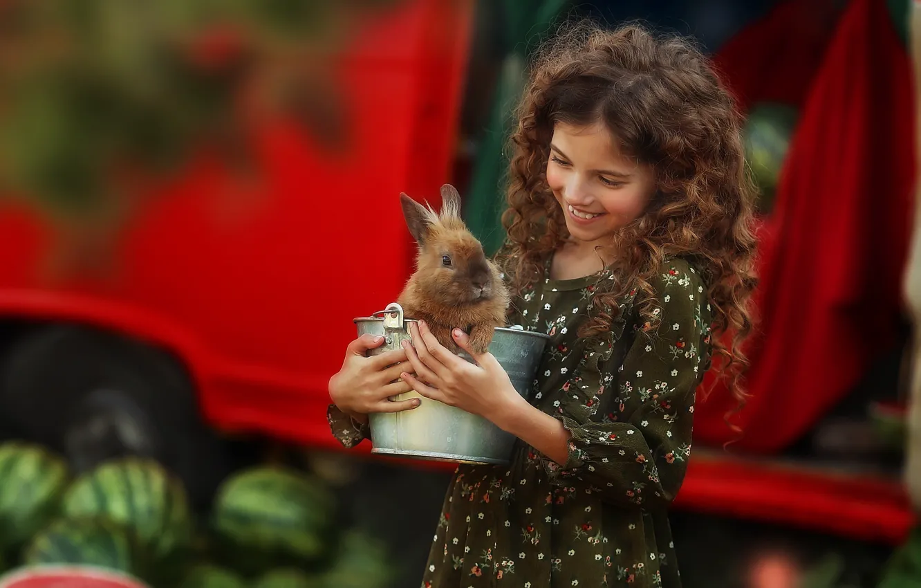 Photo wallpaper smile, mood, rabbit, girl, curls, curls, bucket, Lyubov Pyatovskaya