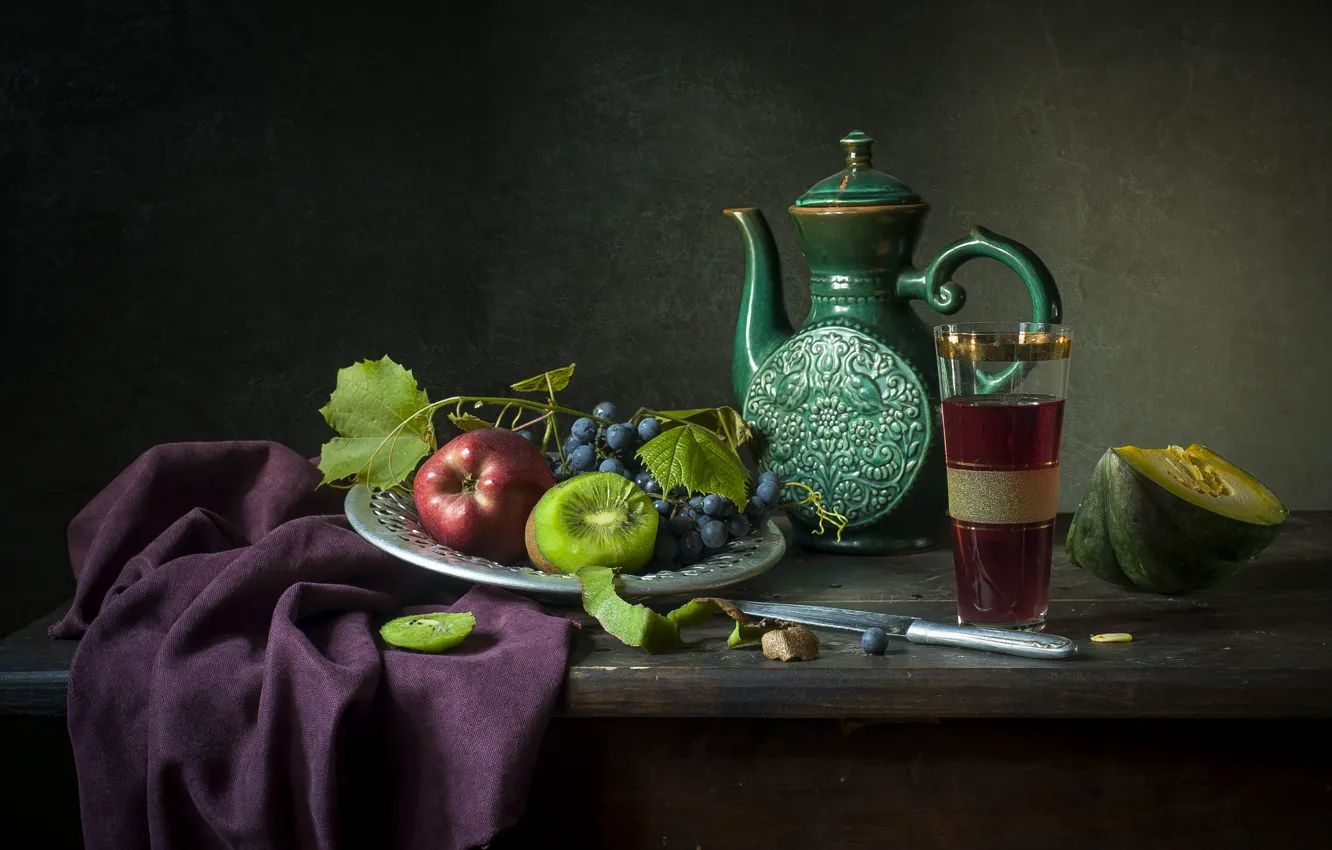 Photo wallpaper glass, leaves, glass, the dark background, table, apples, glass, kiwi