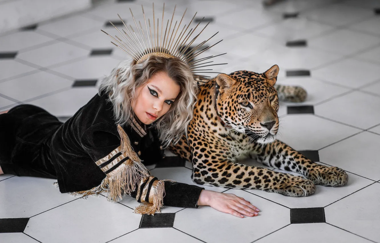 Photo wallpaper look, girl, pose, predator, leopard, wild cat, on the floor, Alexandra Savenkova