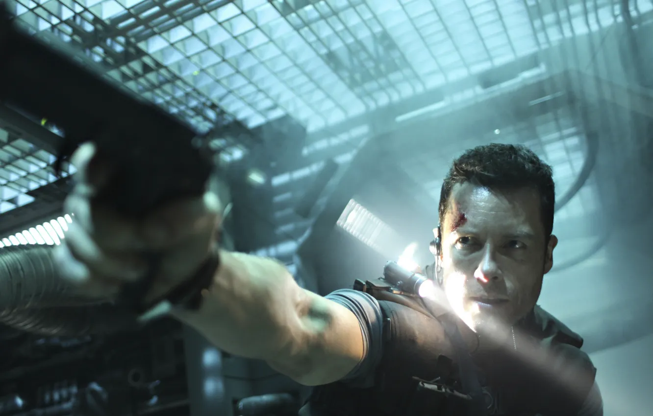 Photo wallpaper look, pose, weapons, ahead, Lockout, Guy Pearce, Snow, Guy Pearce