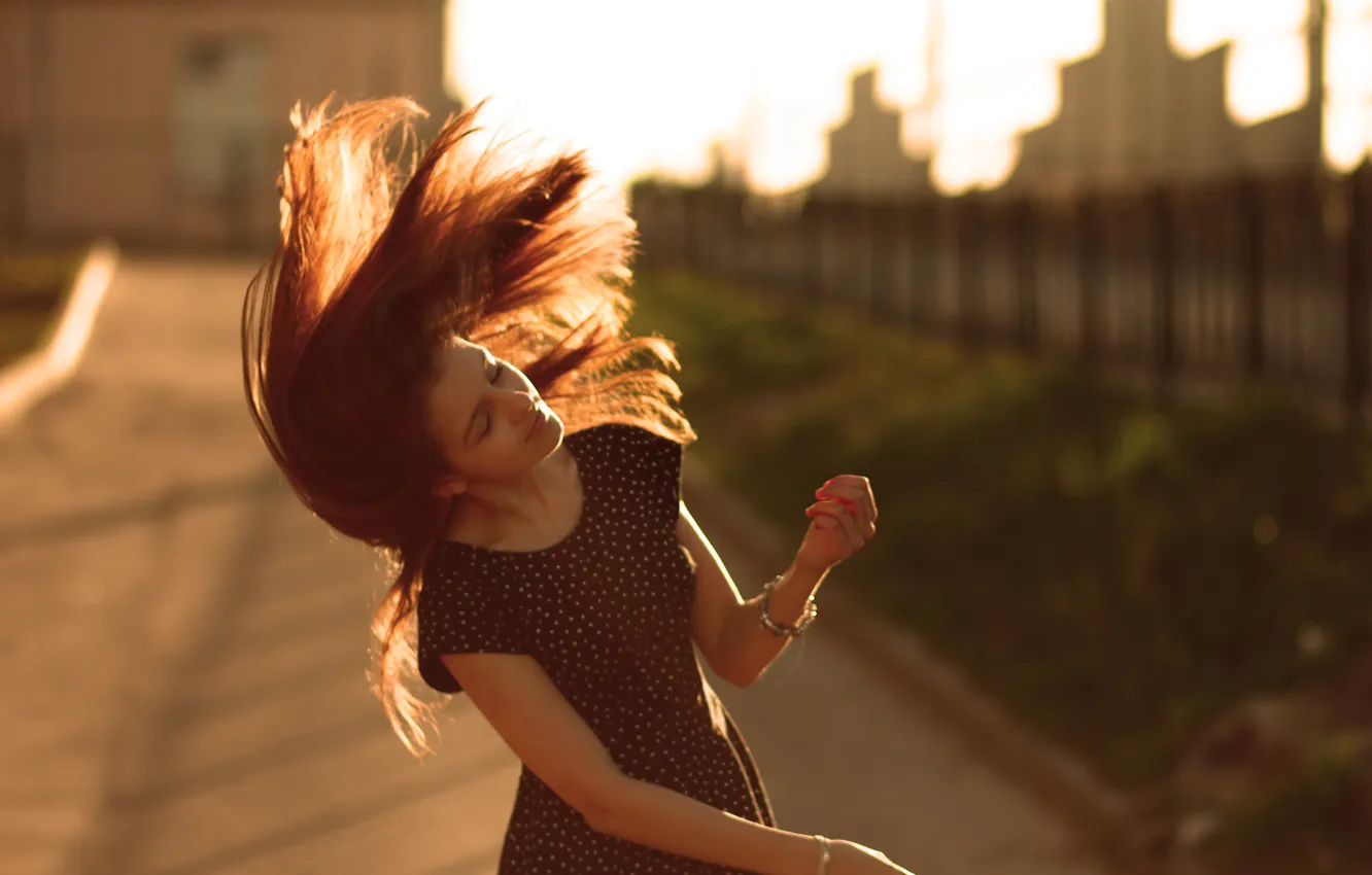Photo wallpaper girl, the city, street, bracelet, brown hair