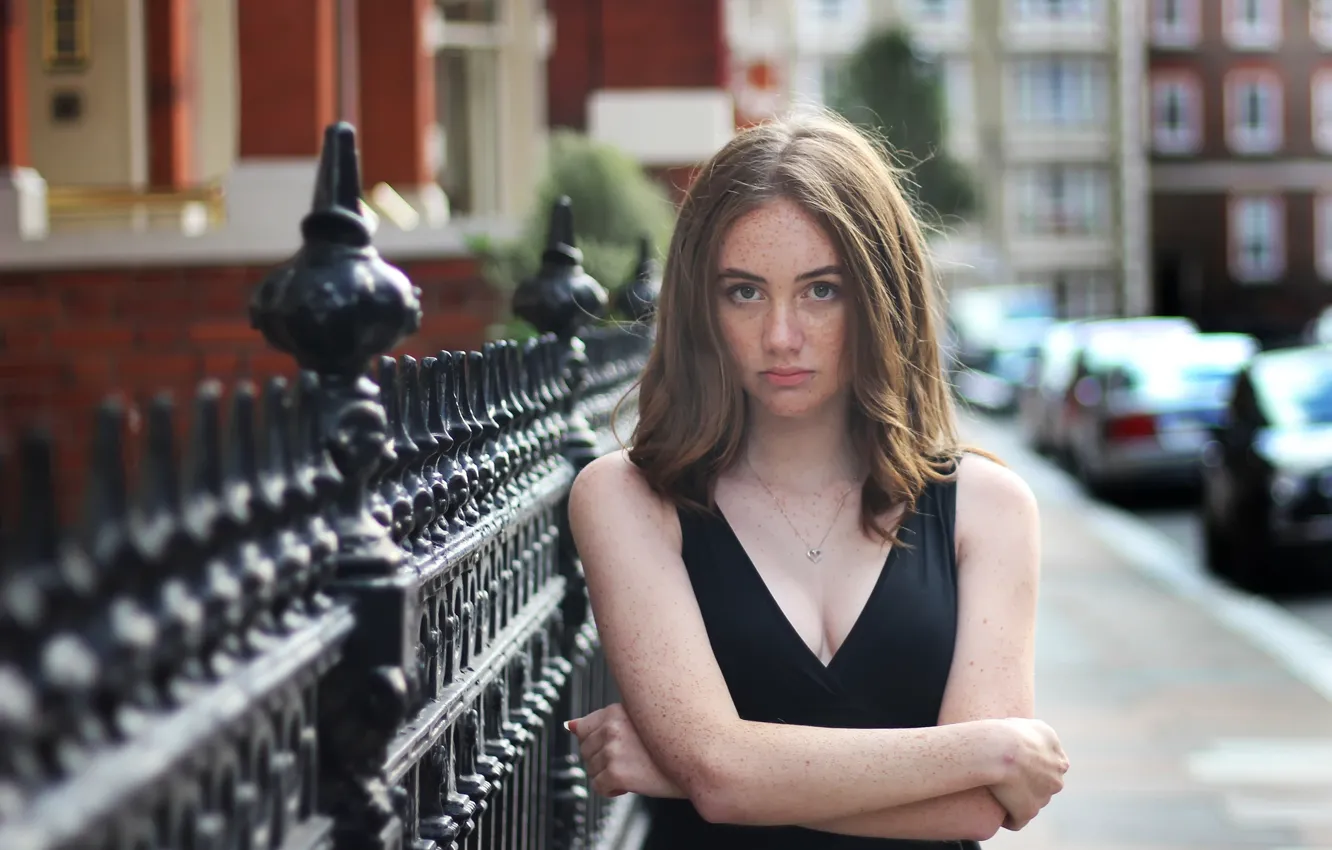 Photo wallpaper neckline, freckles, sponge, Caitlin