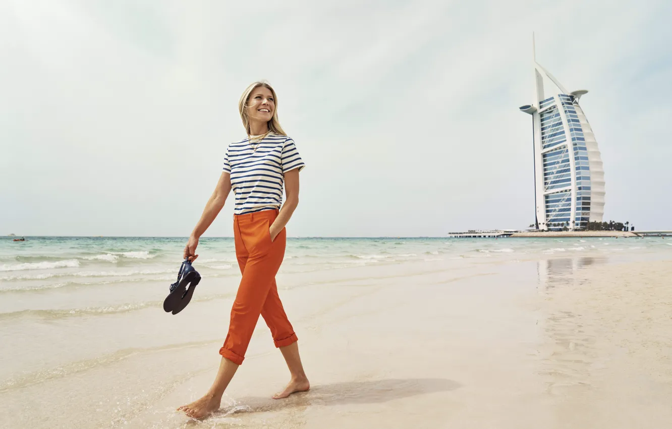 Photo wallpaper sea, shore, building, barefoot, actress, t-shirt, blonde, walk