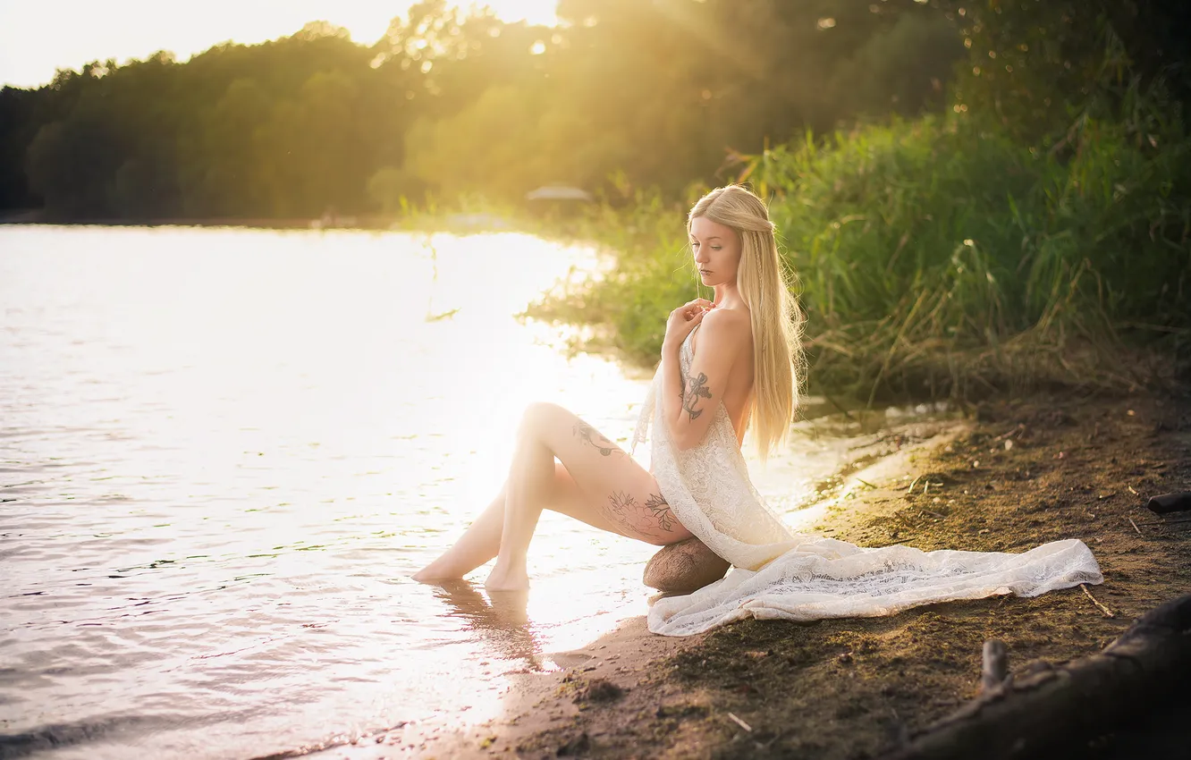 Photo wallpaper grass, look, girl, the sun, rays, light, nature, pose