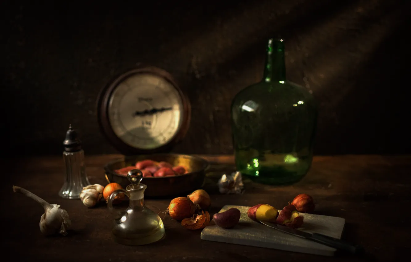 Photo wallpaper glass, light, the dark background, table, bottle, bow, knife, bowl