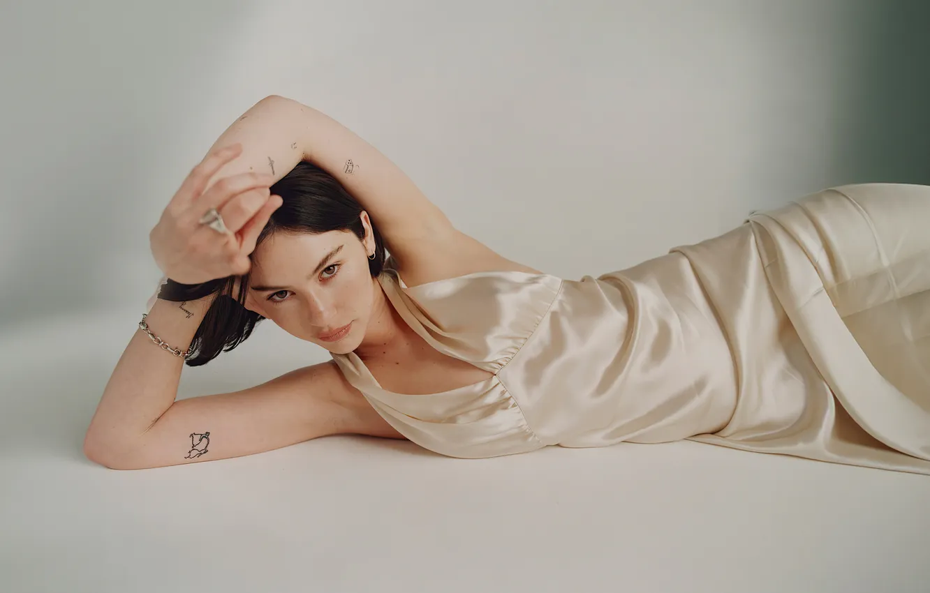 Photo wallpaper girl, pose, dress, singer, Gracie Abrams