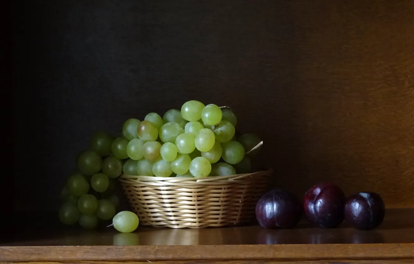 Photo wallpaper basket, grapes, drain