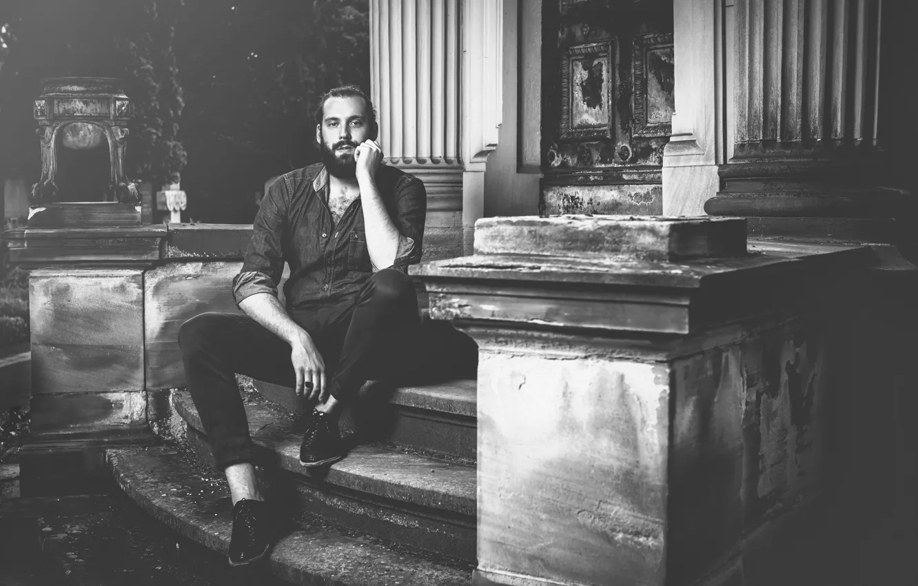 Photo wallpaper the city, hands, stage, male, beard, city, direct look