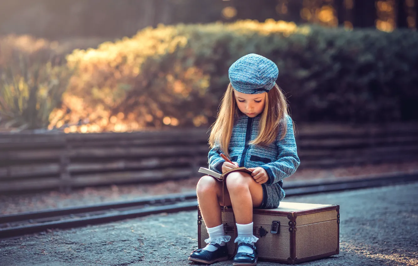 Photo wallpaper girl, Notepad, suitcase, Young Travelers
