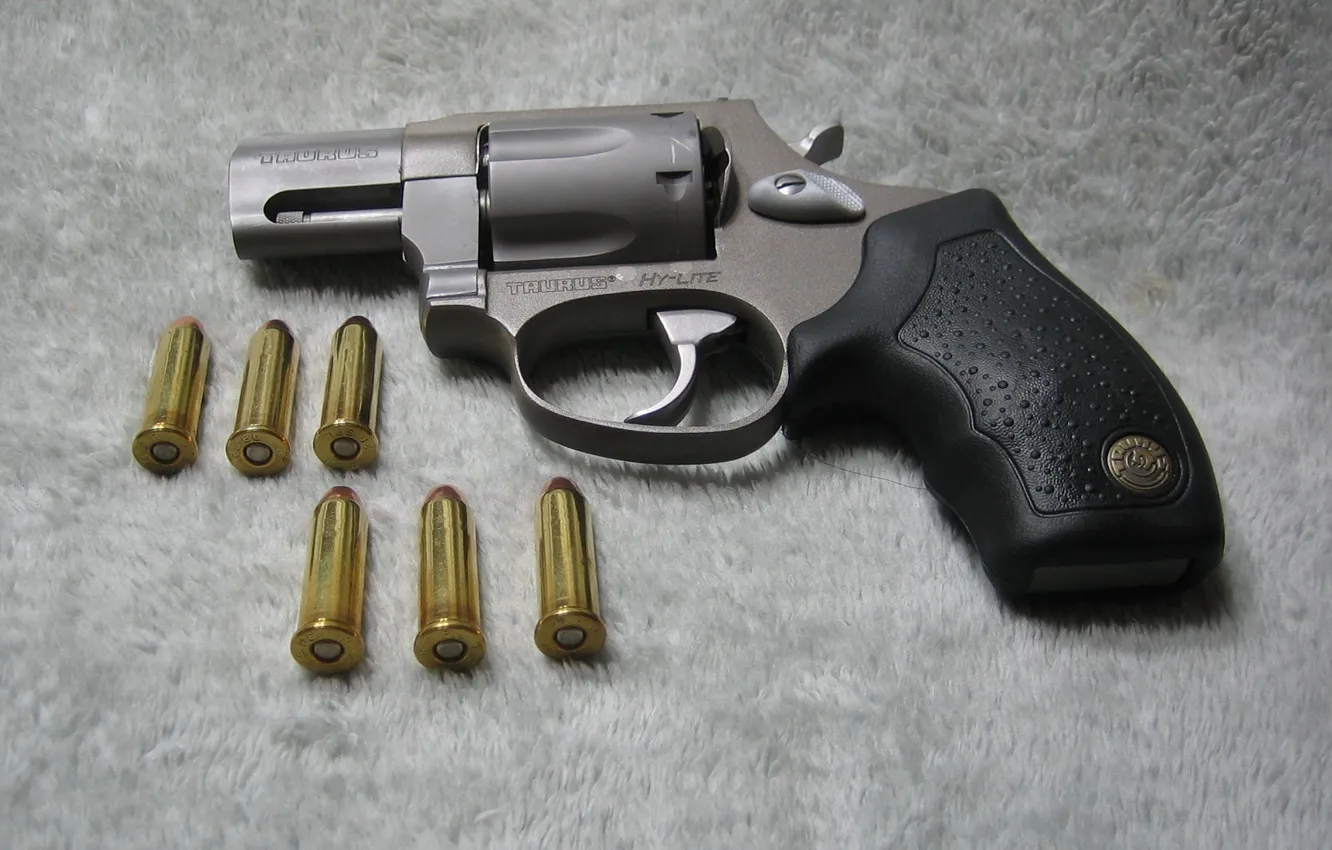 Photo wallpaper carpet, cartridges, revolver, revolver, Taurus, 38 special