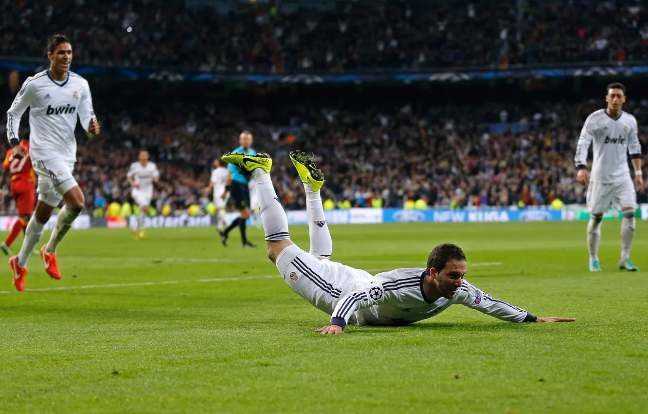 Photo wallpaper Real Madrid, 2013, R.Varan, G.Higuain, Bluncos