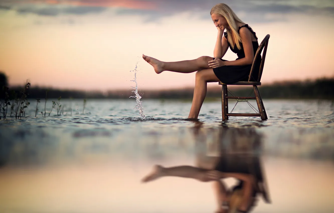 Photo wallpaper water, girl, joy, reflection, splash, chair