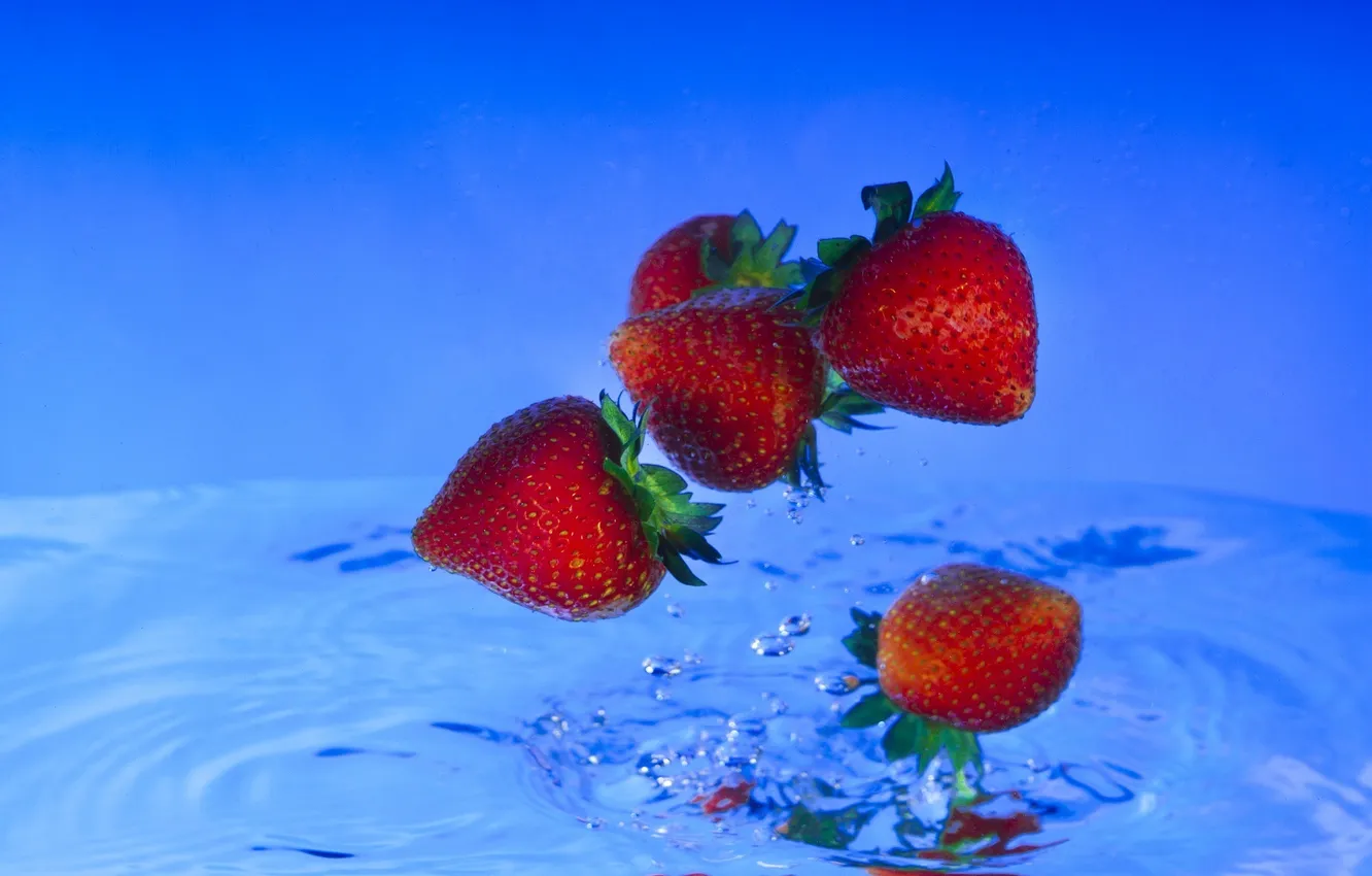 Photo wallpaper water, drops, blue, berries, splash, strawberry