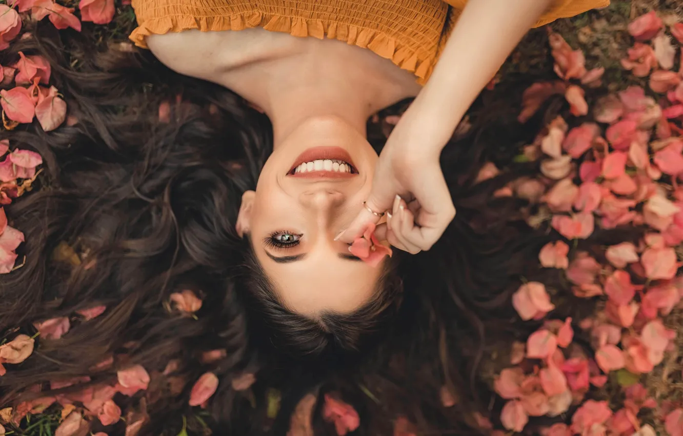 Photo wallpaper girl, flowers, smile, brunette, blouse, shoulders