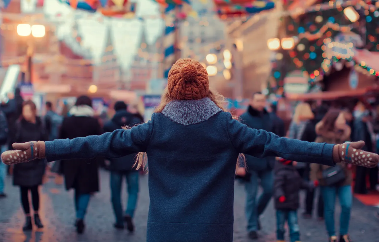 Photo wallpaper girl, joy, the city, hat, coat, mittens, Marina Polyanskaya