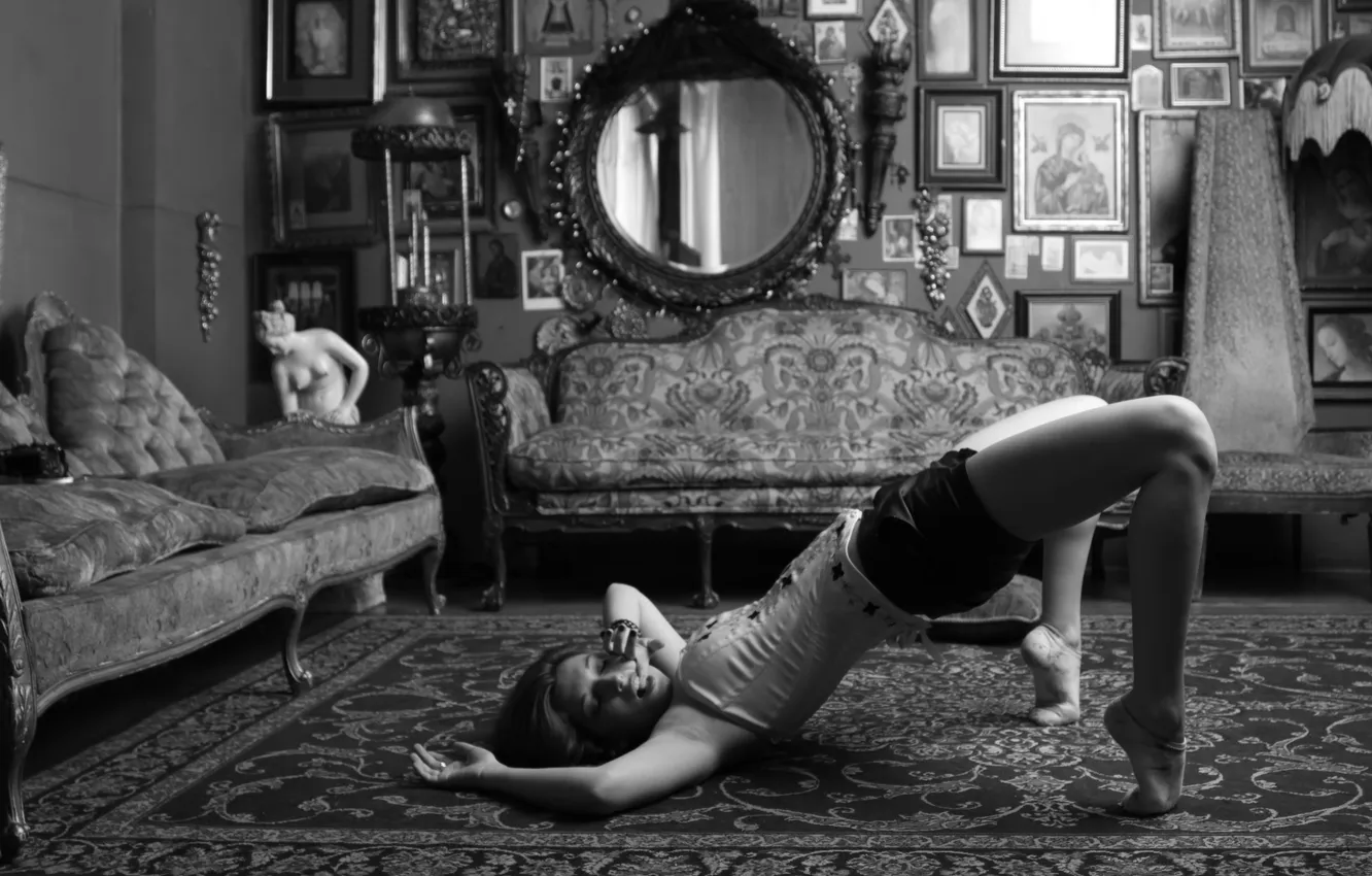 Photo wallpaper girl, black and white, on the floor