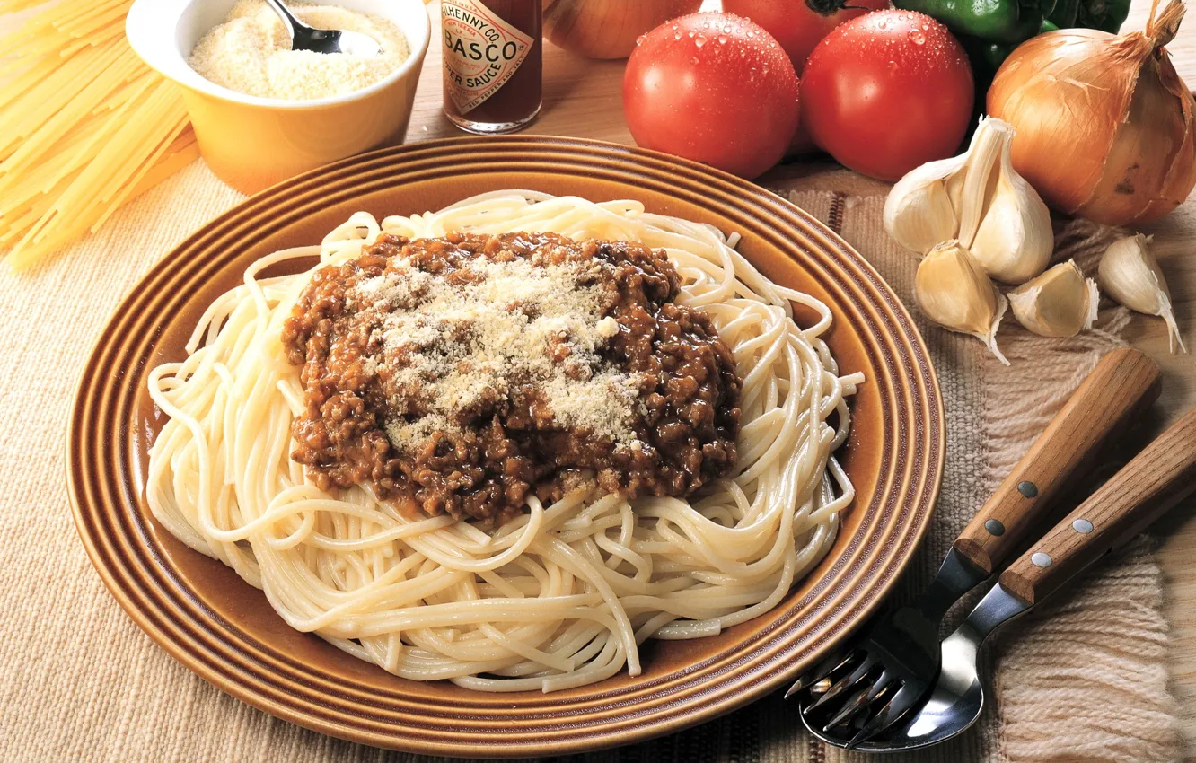 Photo wallpaper bow, meat, tomatoes, sauce, garlic, pasta