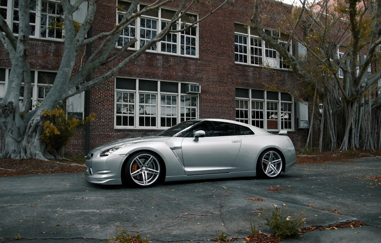 Photo wallpaper trees, the building, Windows, silver, nissan, wheels, drives, side view