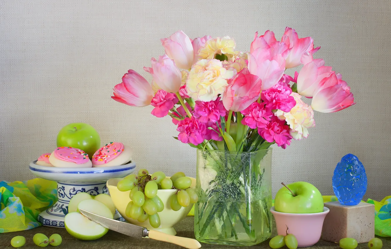 Photo wallpaper Apple, bouquet, cookies, grapes, tulips, clove