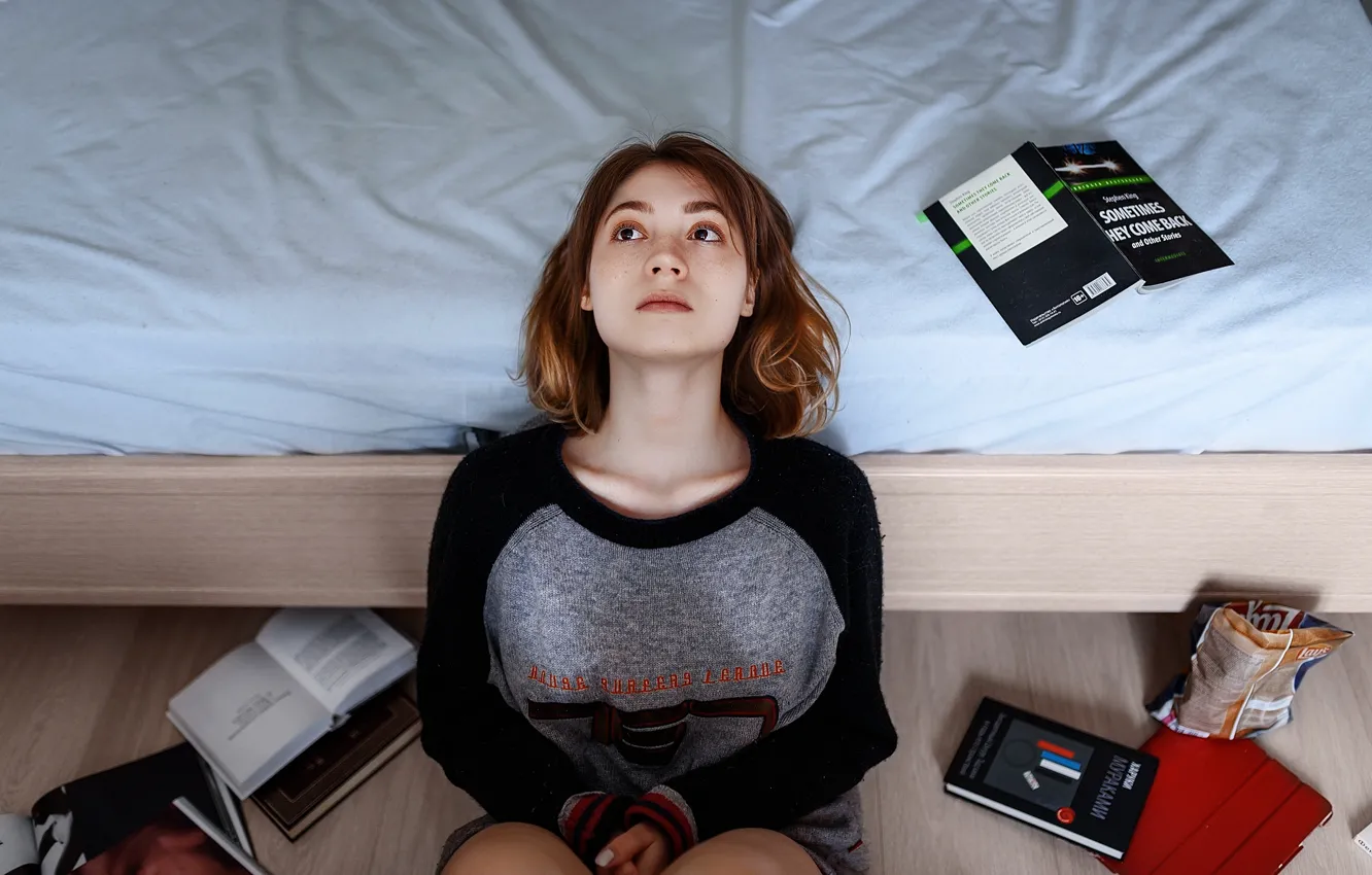 Photo wallpaper girl, bed, book, sweater, chips, Vlad.