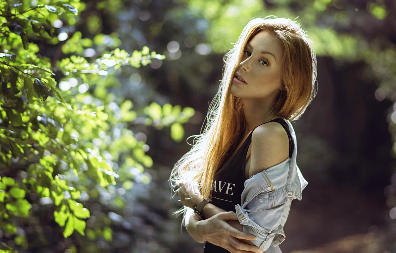 Photo wallpaper look, girl, the sun, branches, model, portrait, hands, makeup