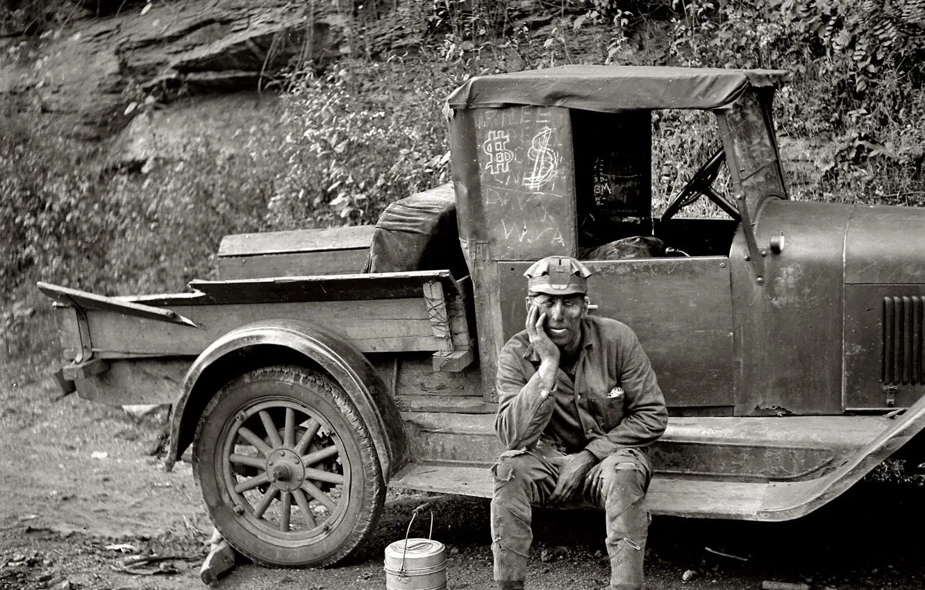 Photo wallpaper man, truck, working, black and white, resting