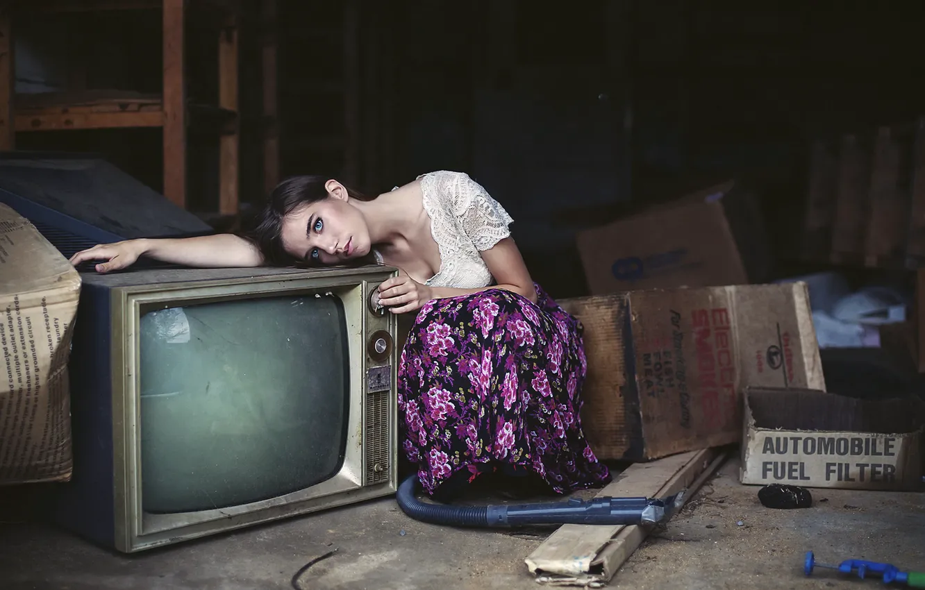 Photo wallpaper girl, TV, attic