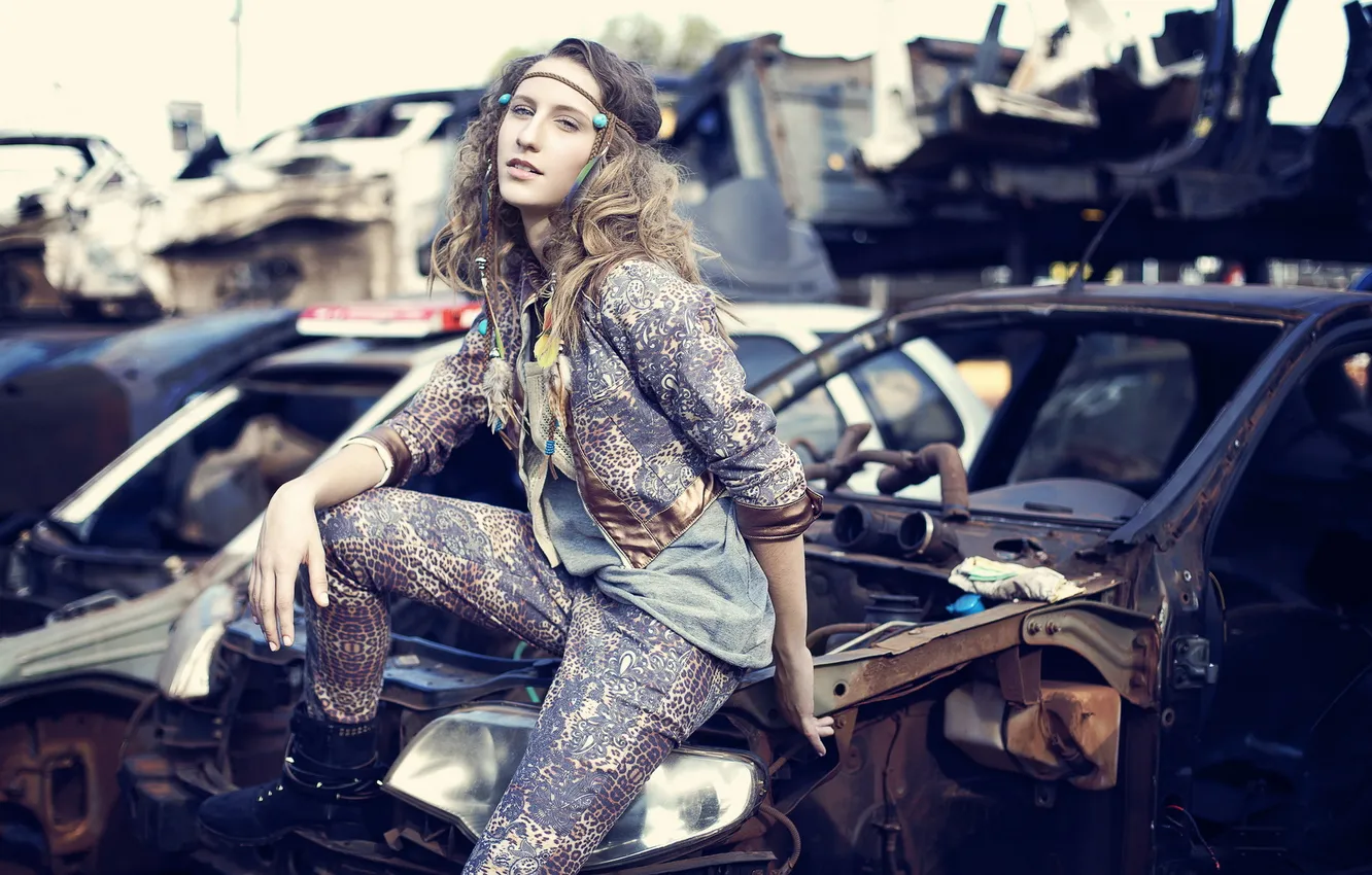 Photo wallpaper fashion, cars, old, model, jeans, yard, Victoria Claro, Superkind