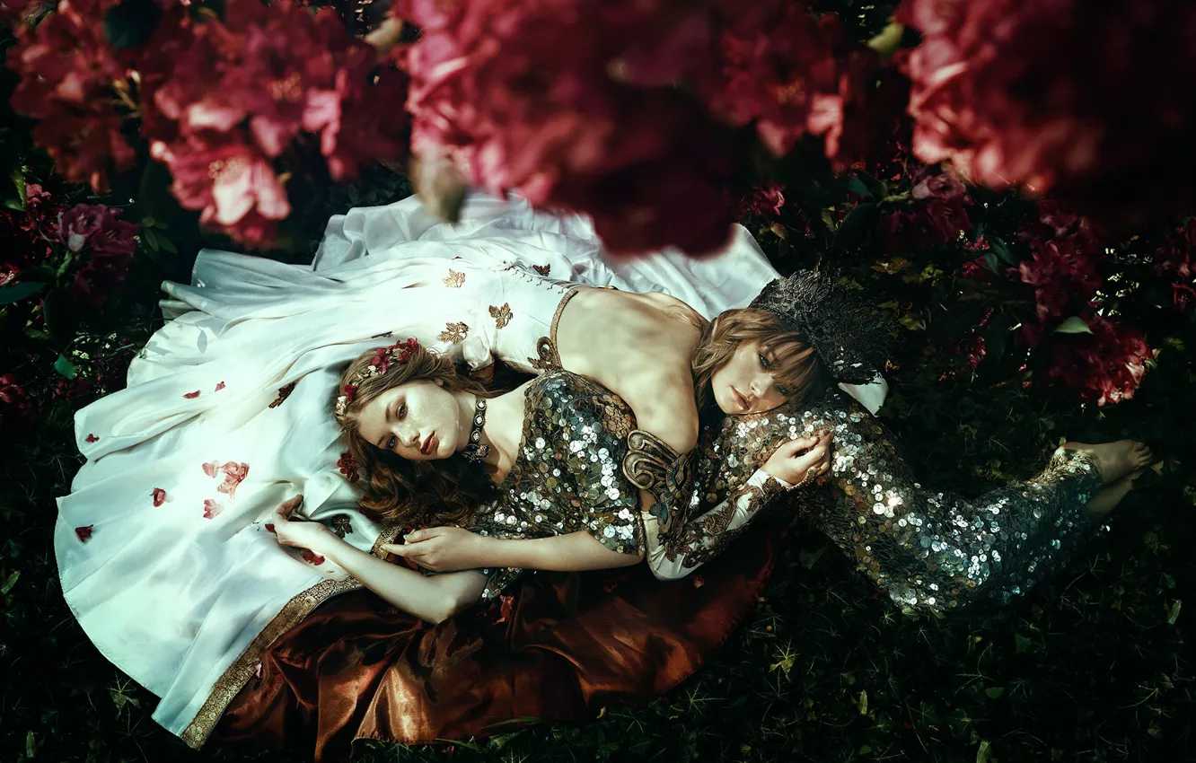 Photo wallpaper flowers, dress, two girls, Bella Kotak, A tale of two