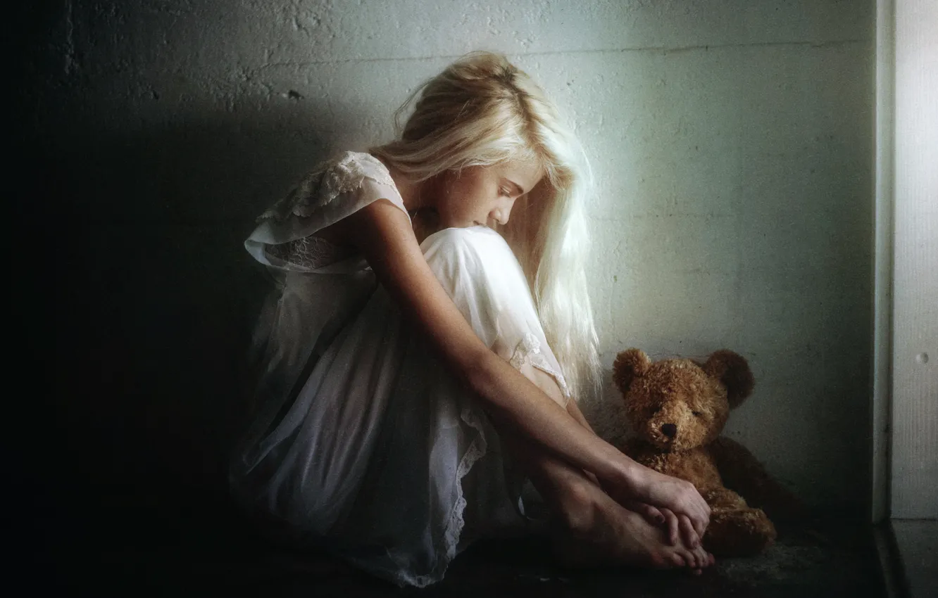 Photo wallpaper sadness, girl, toy, bear, TJ Drysdale