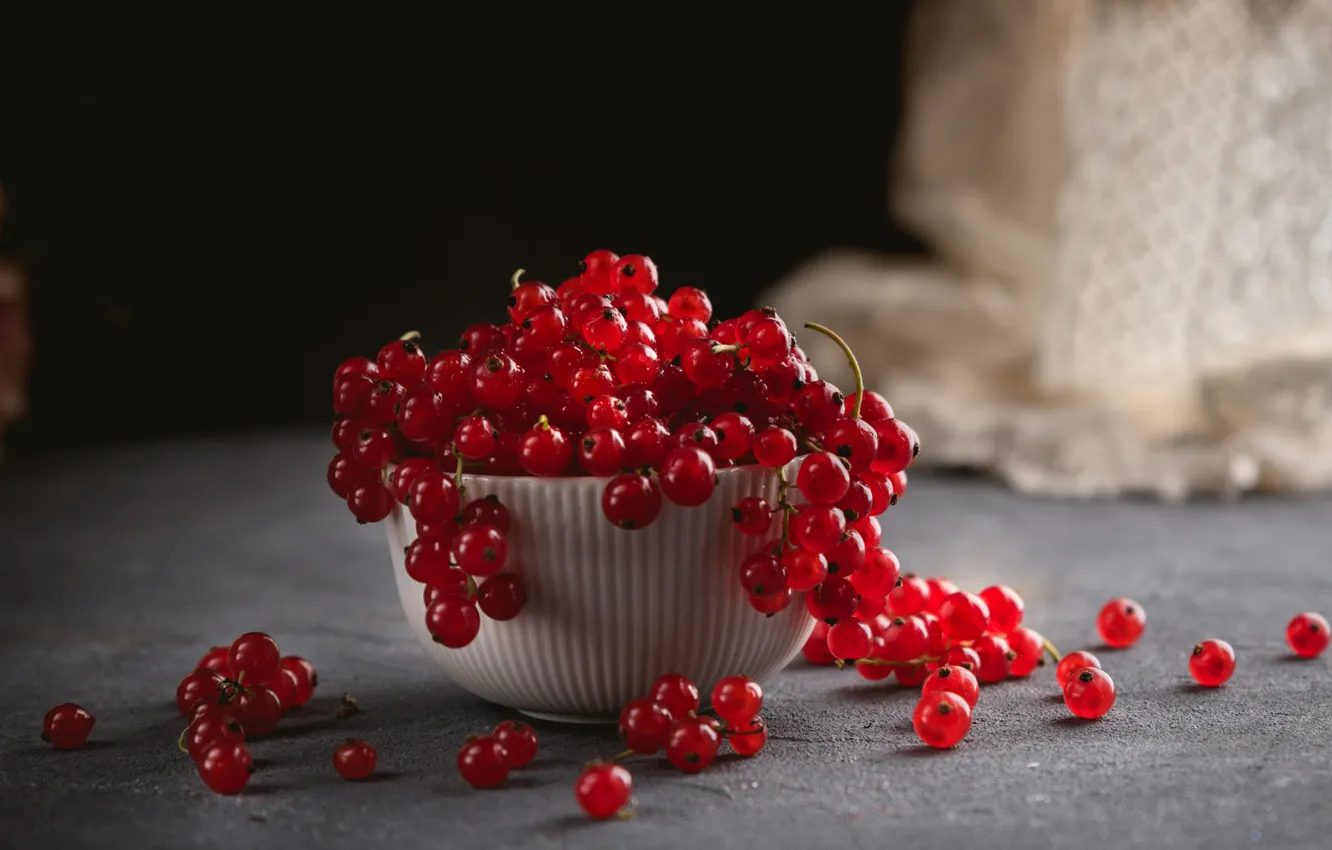 Photo wallpaper red, berries, the dark background, table, fabric, placer, currants, GENTLY
