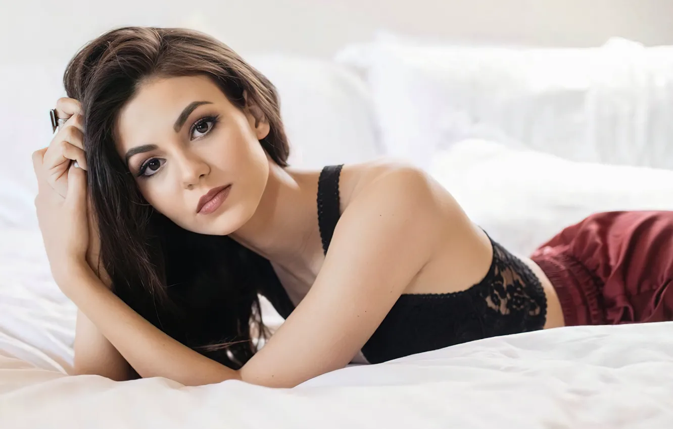 Photo wallpaper look, girl, actress, brown hair, beautiful, Victoria Justice, Victoria Justice, lying on the bed